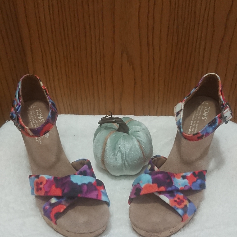 Womans Tom's Wedge Sandal